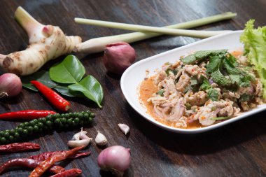 Üst görünüm, baharatlı kıyma domuz salatası - Tay gıda (Larb Moo)