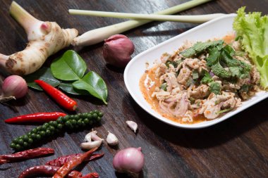 Üst görünüm, baharatlı kıyma domuz salatası - Tay gıda (Larb Moo)