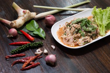 Üst görünüm, baharatlı kıyma domuz salatası - Tay gıda (Larb Moo)