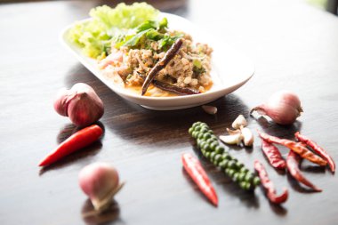 Tay gıda, baharatlı domuz salata (Larb Moo kıyılmış)