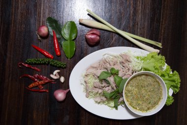 Kireç, sarımsak ve biber sosu ile haşlanmış domuz eti