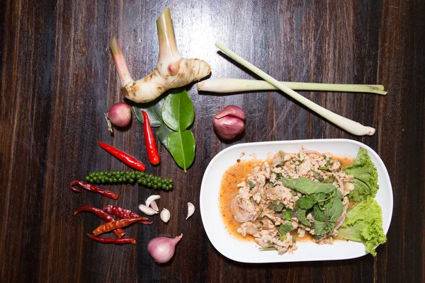 Üst görünüm, baharatlı kıyma domuz salatası - Tay gıda (Larb Moo)