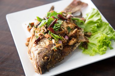 Taze tay otlar ile kızarmış balık