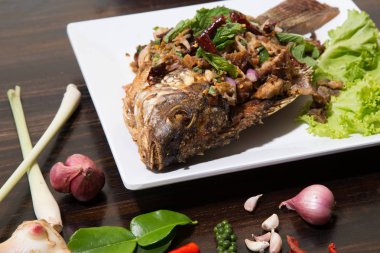 Taze tay otlar ile kızarmış balık