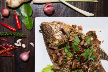 Taze tay otlar ile kızarmış balık