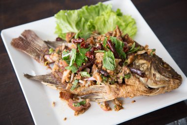 Taze tay otlar ile kızarmış balık