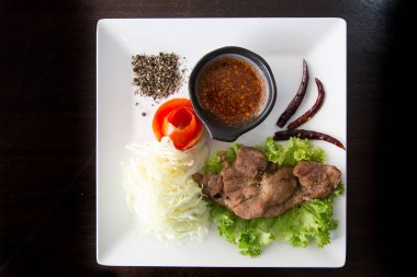 Tay Baharatlı Soslu Biftek Domuz