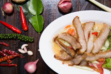 Beyaz tabakta yeşil salata ile Dilimlenmiş domuz kavrulmuş Tay tarzı