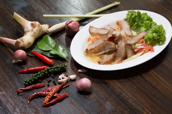 Carne Porco Fatiada Assada Estilo Tailandês Com Salada Verde Placa — Fotografia de Stock