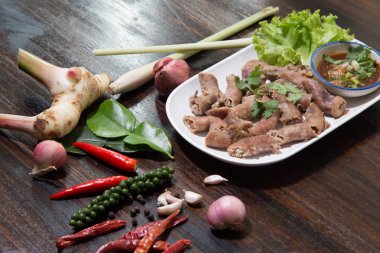 Tatlı siyah soya sosu ile Tay tarzı derin kızarmış domuz bağırsağı, pirinç yan plastik tabaktabaktabak tabaktabak tabaktabak tabaktabak tabaktabak tabaktabak tabaktabak tabaktabak tabaktabak tabaktabak tabaktabak tabaktabak