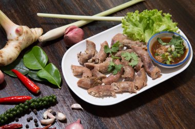 Tatlı siyah soya sosu ile Tay tarzı derin kızarmış domuz bağırsağı, pirinç yan plastik tabaktabaktabak tabaktabak tabaktabak tabaktabak tabaktabak tabaktabak tabaktabak tabaktabak tabaktabak tabaktabak tabaktabak tabaktabak