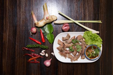 Tatlı siyah soya sosu ile Tay tarzı derin kızarmış domuz bağırsağı, pirinç yan plastik tabaktabaktabak tabaktabak tabaktabak tabaktabak tabaktabak tabaktabak tabaktabak tabaktabak tabaktabak tabaktabak tabaktabak tabaktabak