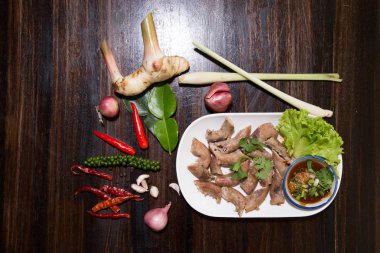 Tatlı siyah soya sosu ile Tay tarzı derin kızarmış domuz bağırsağı, pirinç yan plastik tabaktabaktabak tabaktabak tabaktabak tabaktabak tabaktabak tabaktabak tabaktabak tabaktabak tabaktabak tabaktabak tabaktabak tabaktabak