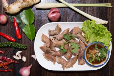 Tatlı siyah soya sosu ile Tay tarzı derin kızarmış domuz bağırsağı, pirinç yan plastik tabaktabaktabak tabaktabak tabaktabak tabaktabak tabaktabak tabaktabak tabaktabak tabaktabak tabaktabak tabaktabak tabaktabak tabaktabak