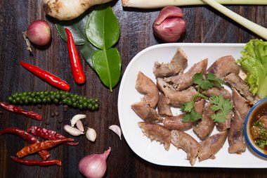 Tatlı siyah soya sosu ile Tay tarzı derin kızarmış domuz bağırsağı, pirinç yan plastik tabaktabaktabak tabaktabak tabaktabak tabaktabak tabaktabak tabaktabak tabaktabak tabaktabak tabaktabak tabaktabak tabaktabak tabaktabak