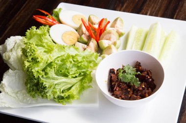 Tay biber ezmesi Nam Prik daldırma uzun fasulye, salatalık, beyaz zerdeçal, haşlanmış yumurta, patlıcan ve havuç, Tay geleneksel gıda ile servis edilir. Seçici odaklama