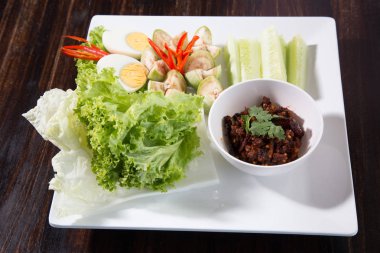 Tay biber ezmesi Nam Prik daldırma uzun fasulye, salatalık, beyaz zerdeçal, haşlanmış yumurta, patlıcan ve havuç, Tay geleneksel gıda ile servis edilir. Seçici odaklama