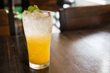 koyu bir arka plan üzerinde tutku meyve, portakal ve nane ile tropikal kokteyl 