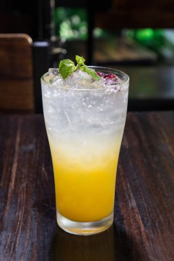 koyu bir arka plan üzerinde tutku meyve, portakal ve nane ile tropikal kokteyl 