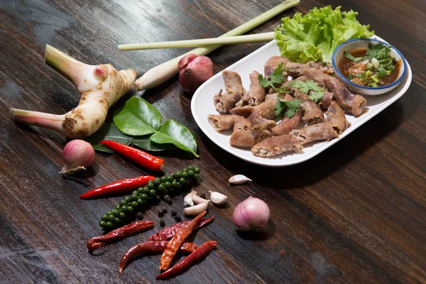 Tatlı siyah soya sosu ile Tay tarzı derin kızarmış domuz bağırsağı, pirinç yan plastik tabaktabaktabak tabaktabak tabaktabak tabaktabak tabaktabak tabaktabak tabaktabak tabaktabak tabaktabak tabaktabak tabaktabak tabaktabak