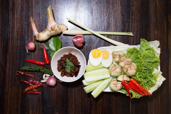泰国辣椒酱Nam Prik酱配上长豆 白姜黄 煮鸡蛋 茄子和胡萝卜 泰国传统食品 选择性聚焦 — 图库照片