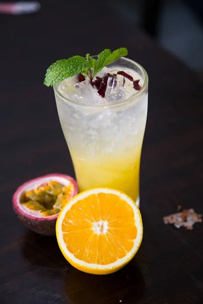 Cocktail Tropical Aux Fruits Passion Orange Menthe Sur Fond Sombre — Photo