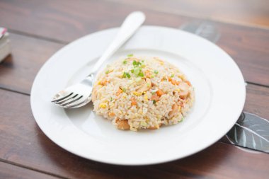 Sebze ve sosis ile kızarmış pilav