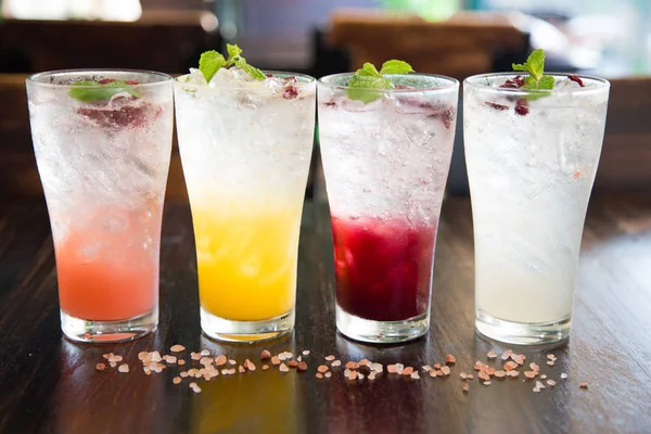 Vier Mai Tai Cocktails Een Club Een Bar Teller — Stockfoto