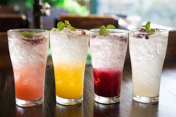 Vier Mai Tai Cocktails Een Club Een Bar Teller — Stockfoto