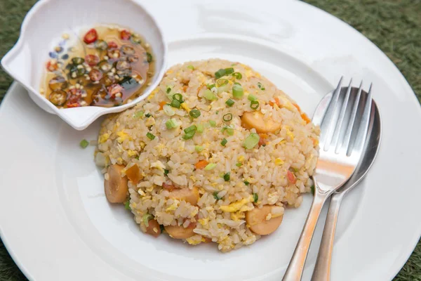 Arroz Frito Com Legumes Salsicha — Fotografia de Stock