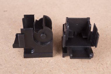 Kahverengi arka plan üzerine izole edilmiş Pvc Plastik Pencere parçaları