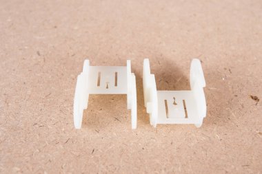 Kahverengi arka plan üzerine izole edilmiş Pvc Plastik Pencere parçaları