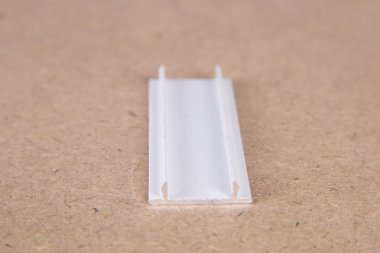 PVC penceresinin bir kesiti. PVC pencere profili kesildi. Pencere için pvc profillerinin tasarımı, arkaplanda teknik çizim