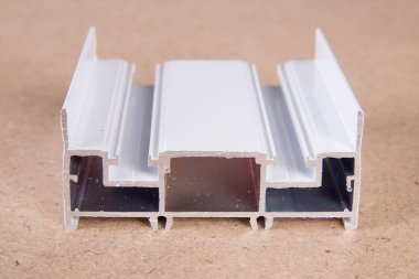 PVC penceresinin bir kesiti. PVC pencere profili kesildi. Pencere için pvc profillerinin tasarımı, arkaplanda teknik çizim