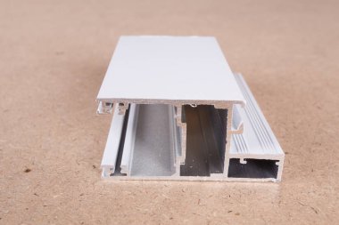 PVC penceresinin bir kesiti. PVC pencere profili kesildi. Pencere için pvc profillerinin tasarımı, arkaplanda teknik çizim