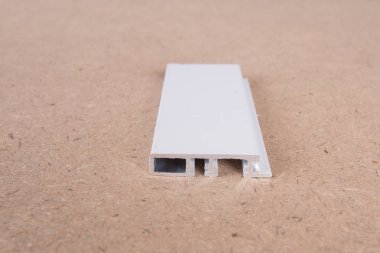 PVC penceresinin bir kesiti. PVC pencere profili kesildi. Pencere için pvc profillerinin tasarımı, arkaplanda teknik çizim