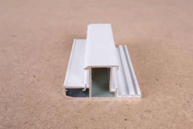 PVC penceresinin bir kesiti. PVC pencere profili kesildi. Pencere için pvc profillerinin tasarımı, arkaplanda teknik çizim