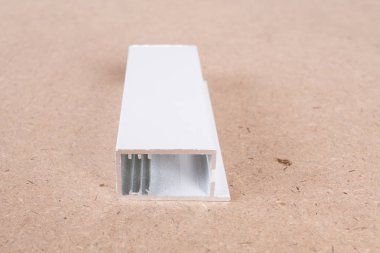 PVC penceresinin bir kesiti. PVC pencere profili kesildi. Pencere için pvc profillerinin tasarımı, arkaplanda teknik çizim