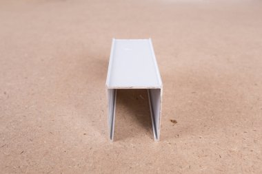 PVC penceresinin bir kesiti. PVC pencere profili kesildi. Pencere için pvc profillerinin tasarımı, arkaplanda teknik çizim