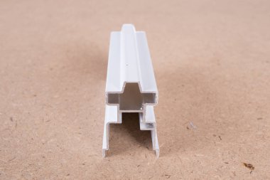 PVC penceresinin bir kesiti. PVC pencere profili kesildi. Pencere için pvc profillerinin tasarımı, arkaplanda teknik çizim