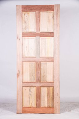 Beyaz arka plan üzerine ahşaptan yapılmış kapı (42)