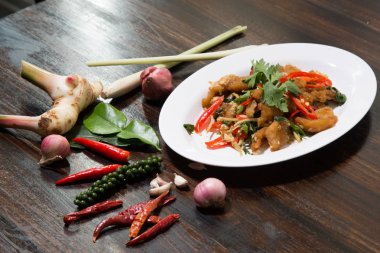 Ot ile derin kızarmış Snapper balık