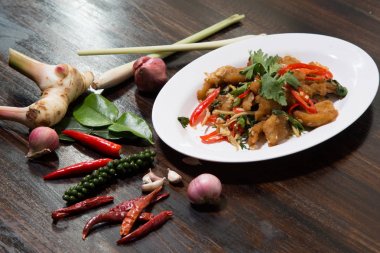 Ot ile derin kızarmış Snapper balık