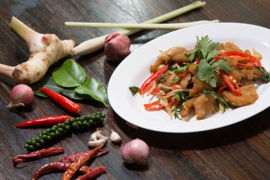 Ot ile derin kızarmış Snapper balık