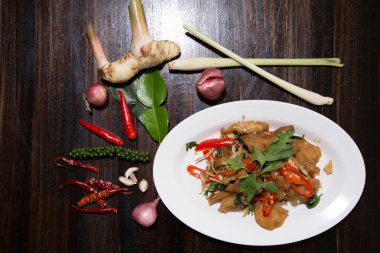 Ot ile derin kızarmış Snapper balık