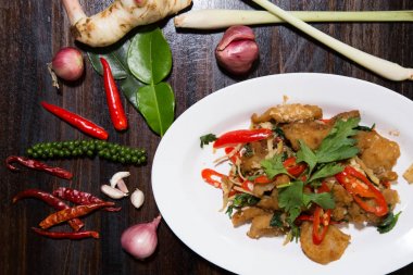 Ot ile derin kızarmış Snapper balık