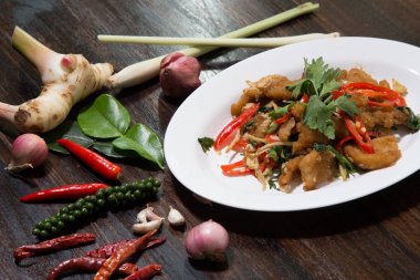 Ot ile derin kızarmış Snapper balık