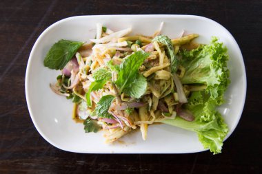 Bambu ateş baharatlı salata (Çorba Knor Mai) Tayland sokak gıda pazarı veya restoranda satılık kuzeydoğu Tay gıda