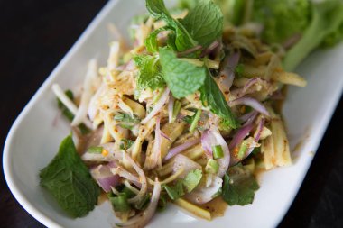 Bambu ateş baharatlı salata (Çorba Knor Mai) Tayland sokak gıda pazarı veya restoranda satılık kuzeydoğu Tay gıda