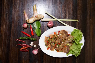 Sarımsak ve Biber Soslu Pişirilen Derin Kızarmış Çıtır Domuz Göbeği Tabağı